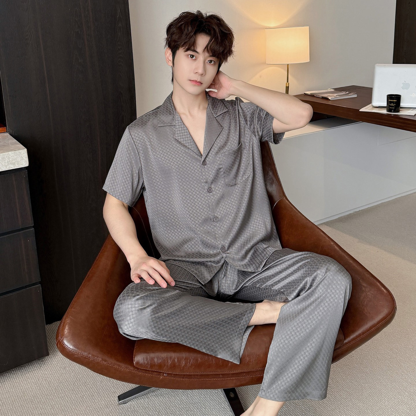 회색