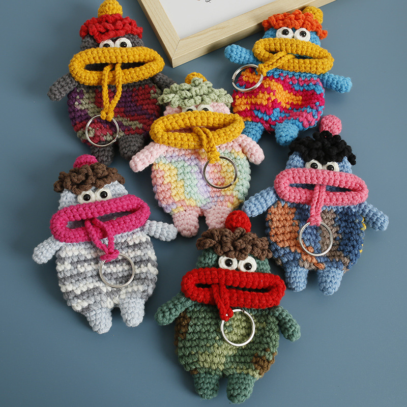 創意的な手編みのおかしなキーホルダーのネットの赤いソーセージの口の毛糸のかぎ針は鍵のカバーのフックの完成品を引き出します。