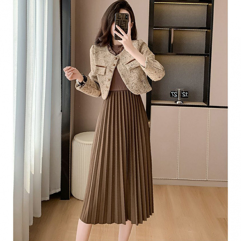 French-style tweed suit for women, new autumn/winter collection, exuding a sophisticated and elegant aura, featuring a short jacket and a pleated dress, a two-piece set