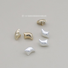 ���ٰ�ɫ��ɫţ�Ǽ~���r���_�����Ӄ�ͯ���b�o�ۿ����B��ȹ�����l