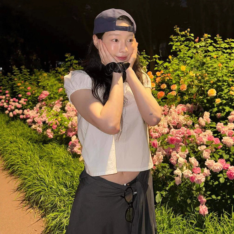 In-Stock Taeyeon-Style Lo* Classic Bubble Short-Sleeve Shirt for Women, Early Autumn Solid Color Sweet Off-Shoulder Top