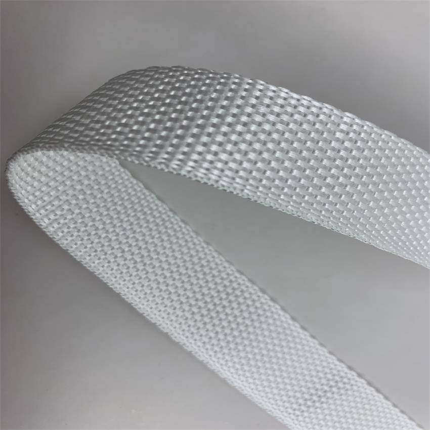 Cinta tejida de polipropileno (PP) blanqueada de 2.5 cm, tejido liso y perlado, en stock del fabricante, para correas de mochilas, asas y accesorios de prendas.