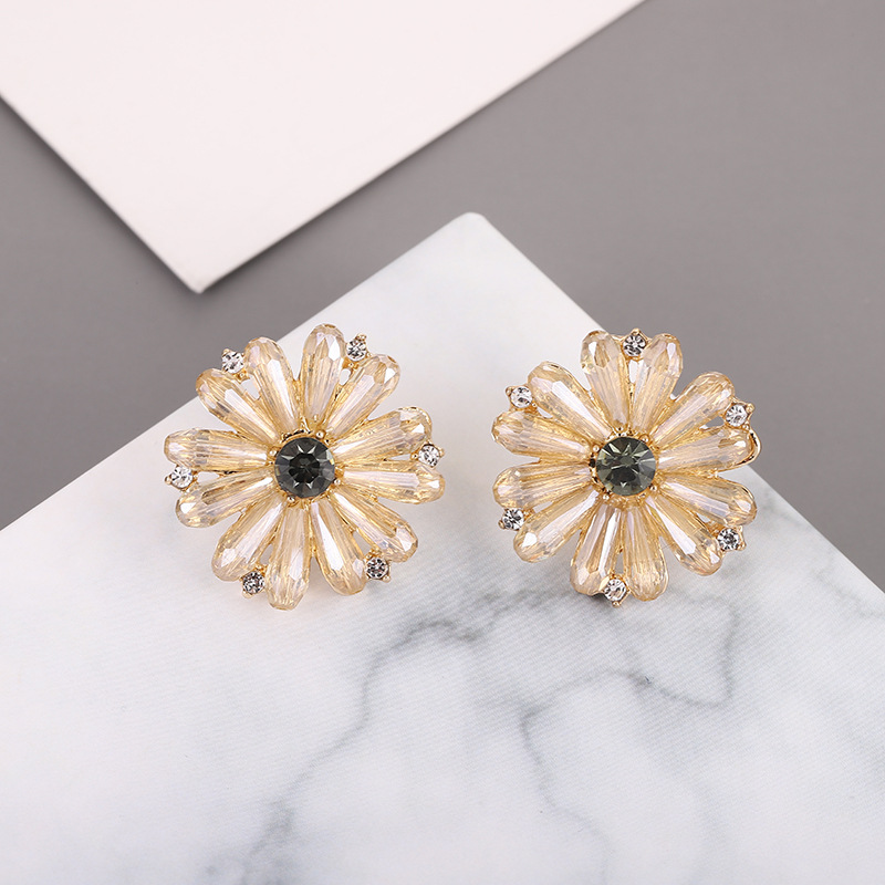 Fashion Handmade Champagne Crystal Daisy Flower Alloy Earrings Wholesale display picture 2