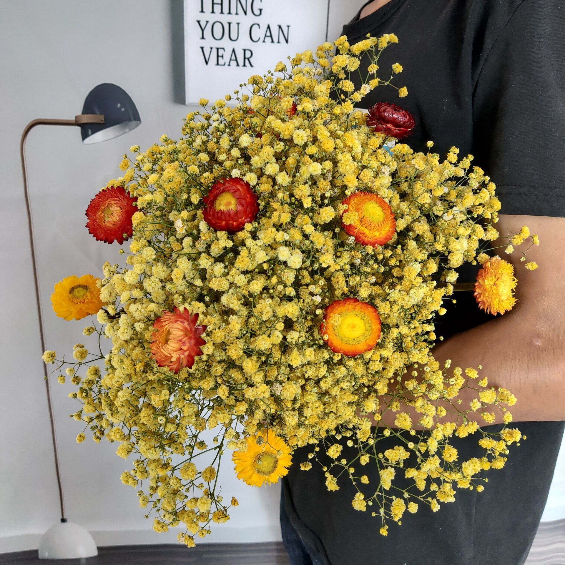 급상승 가격 노란색 아기의 숨결 + 빨간색과 노란색 데이지