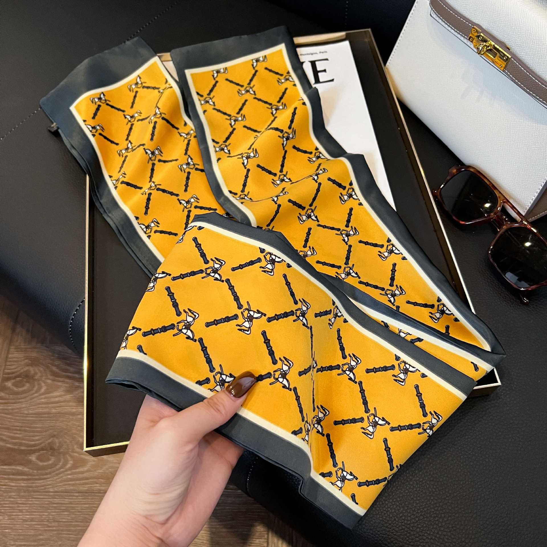 Nueva bufanda de seda pequeña banda larga estrecha para el cabello mujer estilo primavera y otoño moda madre bufanda estilo verano estilo fino serpentina bufanda al por mayor