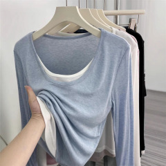 偽の2枚のライゼルのシルクの柔らかい薄い長袖のtシャツの女性の小さい背の短い夏uの襟の鎖骨の修身の上着