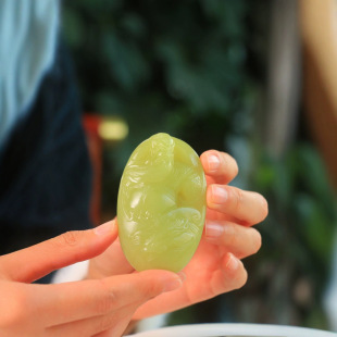 Jin Yu Tang Xinjiang Hetian Yu Ruoqiang Yellow Mouth Chicken Oil Yellow Oily Full Carved PR Feather Lifelike