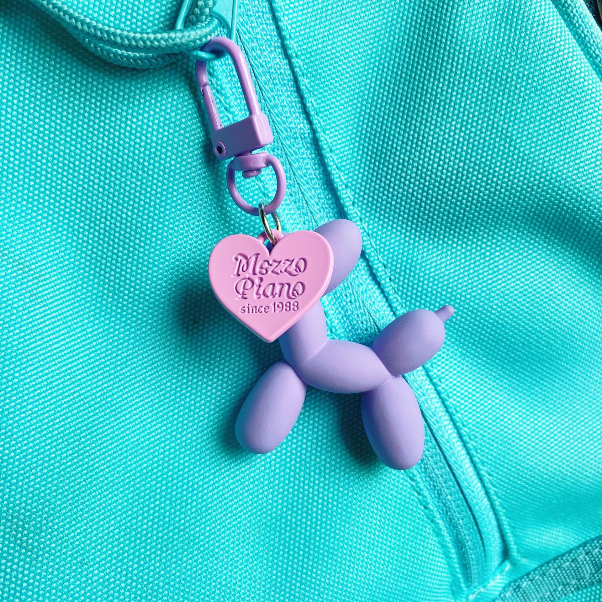 色の愛の風船の犬のキーホルダーの漫画のキーホルダーのカップルの学生は食事をして個性の贈り物のかばんを遊んで飾ります。