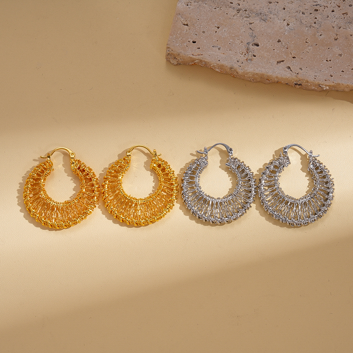 18k oro galvanizado metal europeo y americano hueco redondo trenzado perfiles retro transfronterizos de alta calidad nicho pendientes