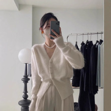 白色V领针织开衫女早秋气质内搭毛衣收腰显瘦打底衫独特别致上衣