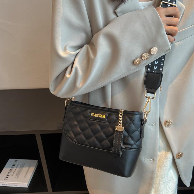 Bolso de cadena de diamond para mujeres 2024 nuevo bolso de vagabundo explosivo de alto nivel amplio cinturón de hombro bolso de mochila