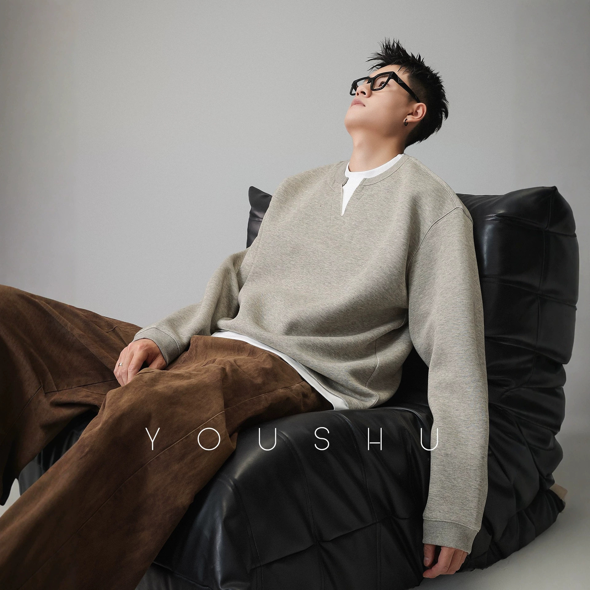 Youthful American-style trendy brand, men's V-neck sweatshirt, no hood, 2026 new spring collection, heavyweight round-neck top, fashionable