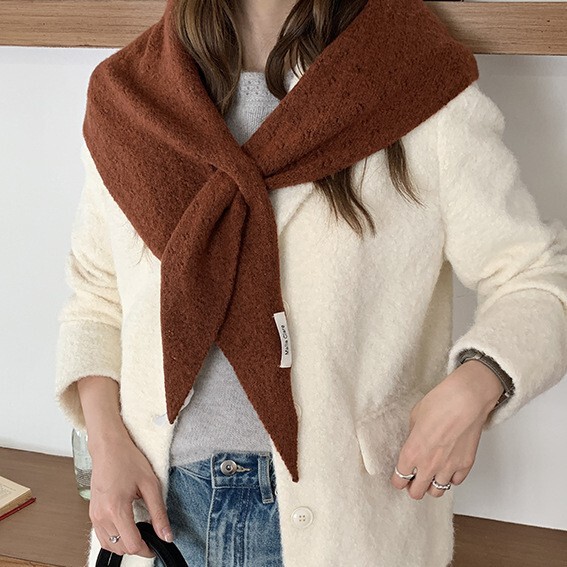 Korean-style, relaxed-fit cashmere triangular scarf, a stylish outerwear piece for women, 2026 new collection, perfect for early spring, offering warmth and a luxurious feel