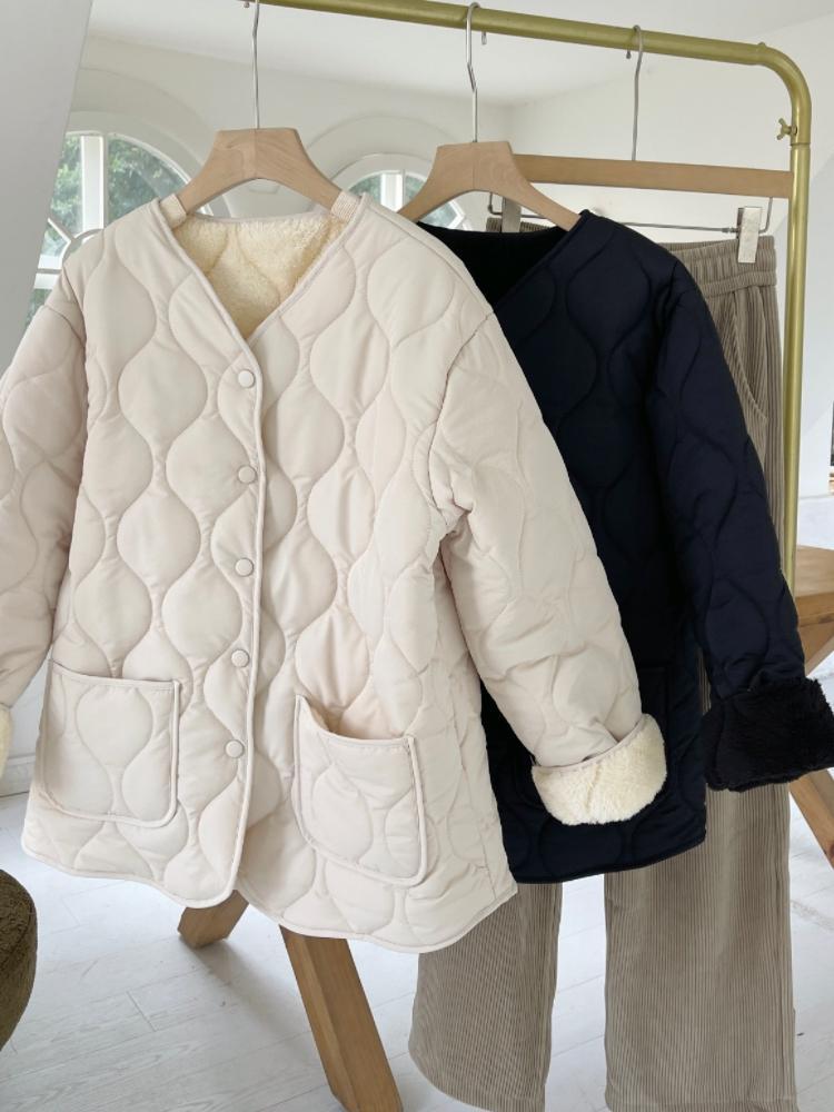 襟のないベルベットは薄っぺらなファッションをつなぎ合わせている冬の韓国版のゆるい小香風菱格保温綿服綿服