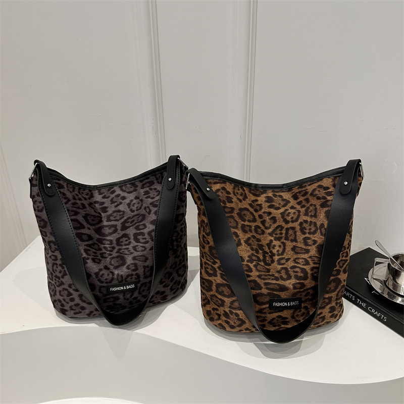 Bolsa de estilo retro para mujeres 2024 nueva moda de invierno impresa de leopardo de gran capacidad para trabajar bolso de hombro