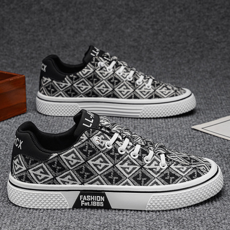 Viejos zapatos de tela para hombres verano 2026 nuevos zapatos de lona delgados zapatos de moda moda juvenil zapatos de skate casuales de moda