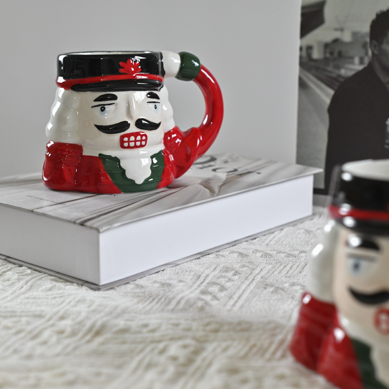 Pedido de exportación Navidad dibujos animados cascanueces tazas de cerámica de alta temperatura bajo vidrio pintado taza de agua taza de regalo tridimensional