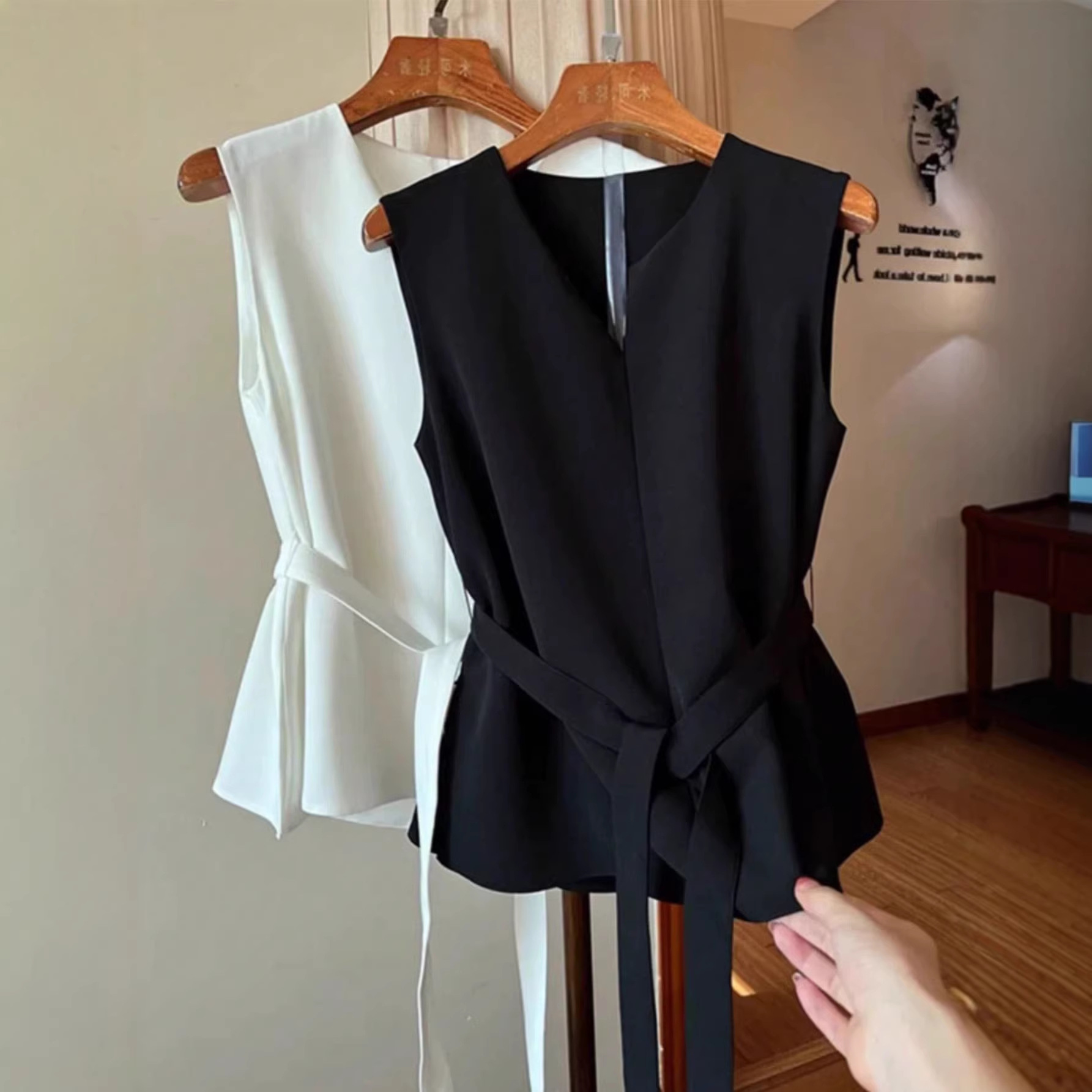 Women's Clothing Solid Color Notched V Neck Sleeveless Shirt New Style Top In Stock_ecoleips.com
