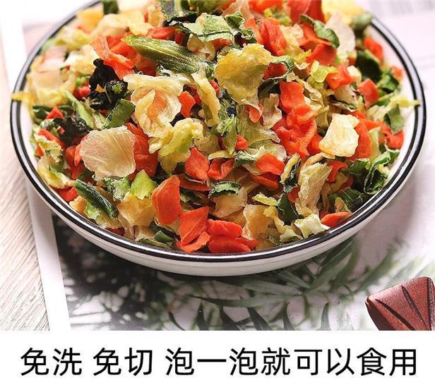 Mixed Dried Vegetable Flakes 3x3mm Dehydrated Vegetable Bits 50g Jar for Cooking and Small Animal Feed in use