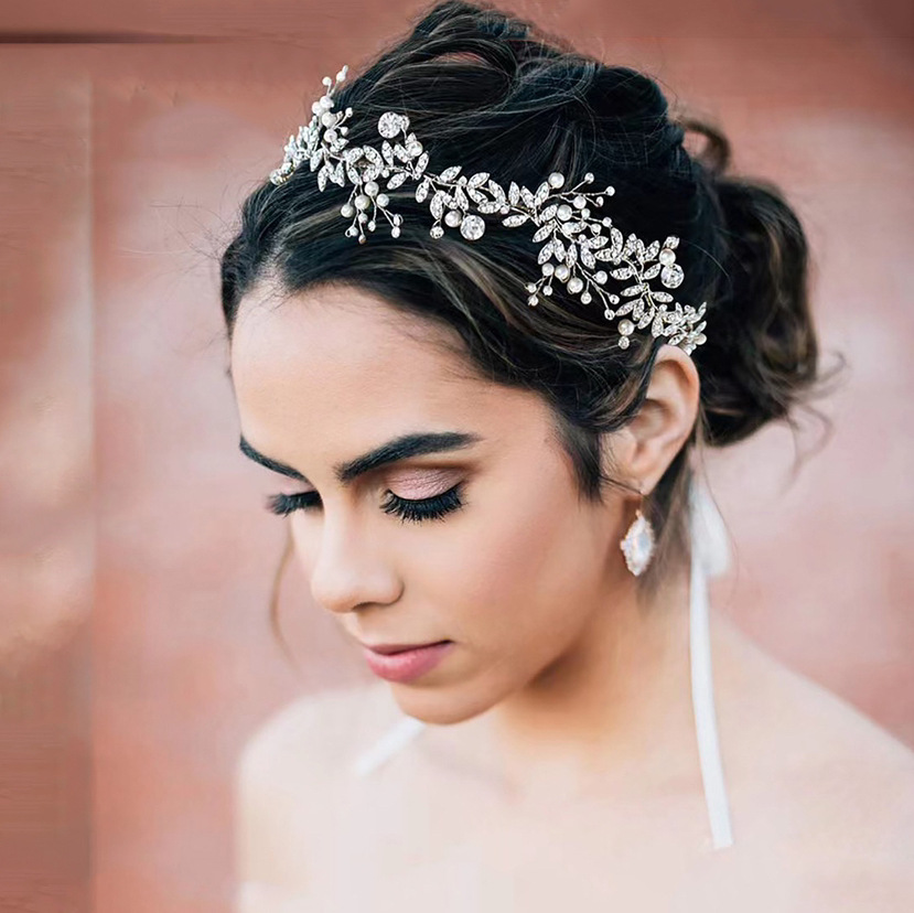 Coroa de noiva com flores brancas e véu de pérolas para cabelo_voghion.com