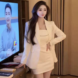 2025年春夏网红新款时尚吊带连衣裙女性感时尚纯白显瘦外套两件套