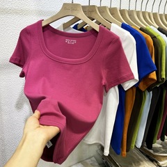 2025夏の服の新型の低い方の襟は鎖骨の純色の半袖のtシャツの女性の身を修めるねじの綿はやせている正肩の上着を現します。