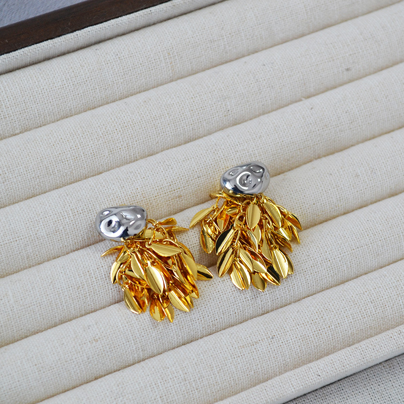 Women's Gender 1 Pair Simple Style Classic Style Solid Color Tassel Plating Brass Ear Studs