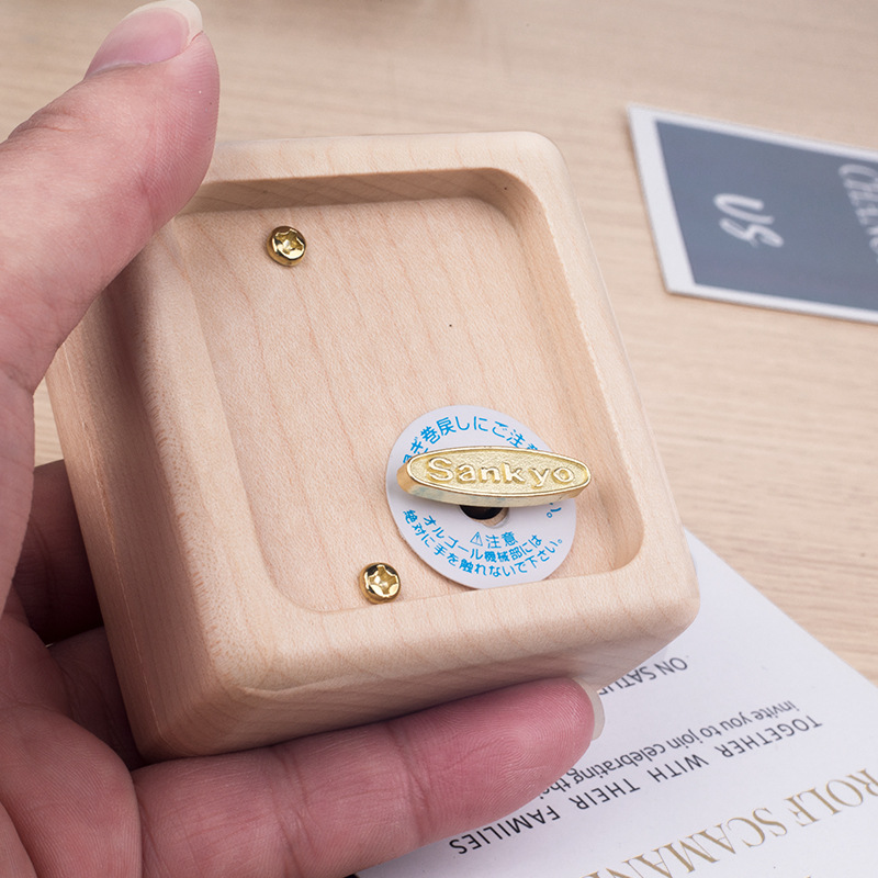 木製のぜんまいのオルゴールのオルゴールのレトロなアイデアの誕生日プレゼント