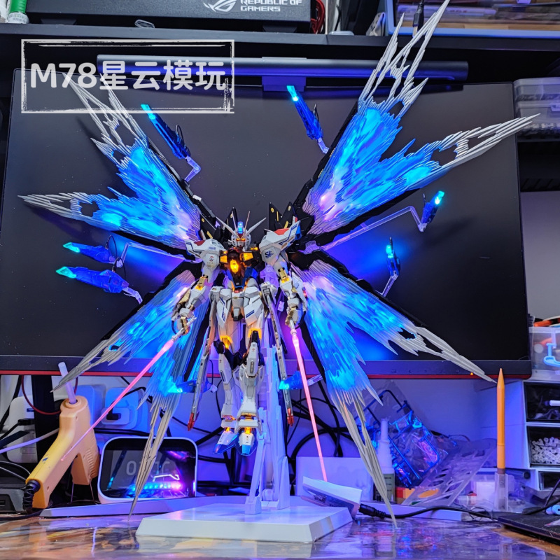 ガンダムのモデルはMGの赤い異端のユニコーンのフェニックスの運命のMBの強襲の自由な大きいクラスの手で機甲をします。|undefined