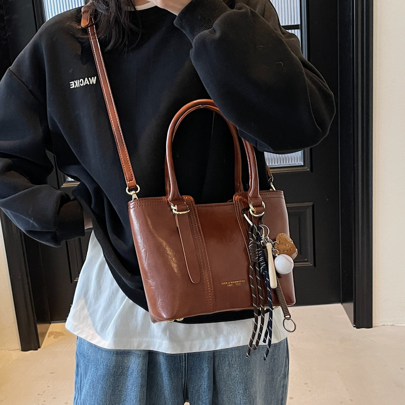 Bolso de mano para mujeres otoño-invierno 2025 nuevo paquete de cubo de textura de transporte universal bolso de hombro mochila casual