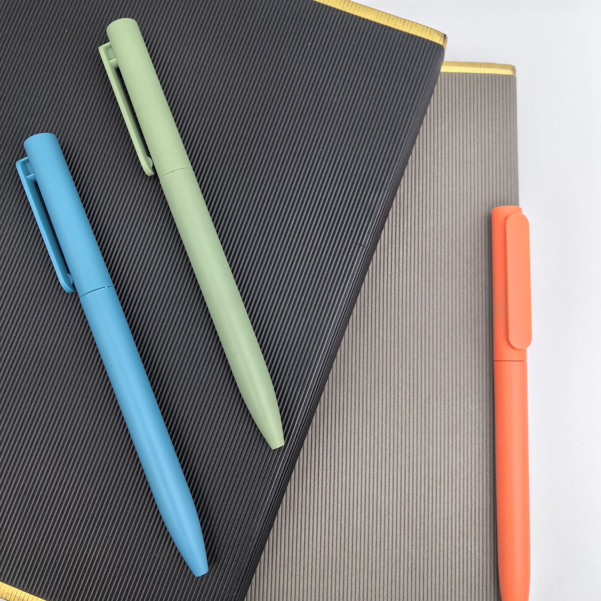 Bolígrafo giratorio de plástico de venta caliente transfronterizo, bolígrafo publicitario de varilla esmerilada, bolígrafo de hotel de color, logotipo personalizado, regalo