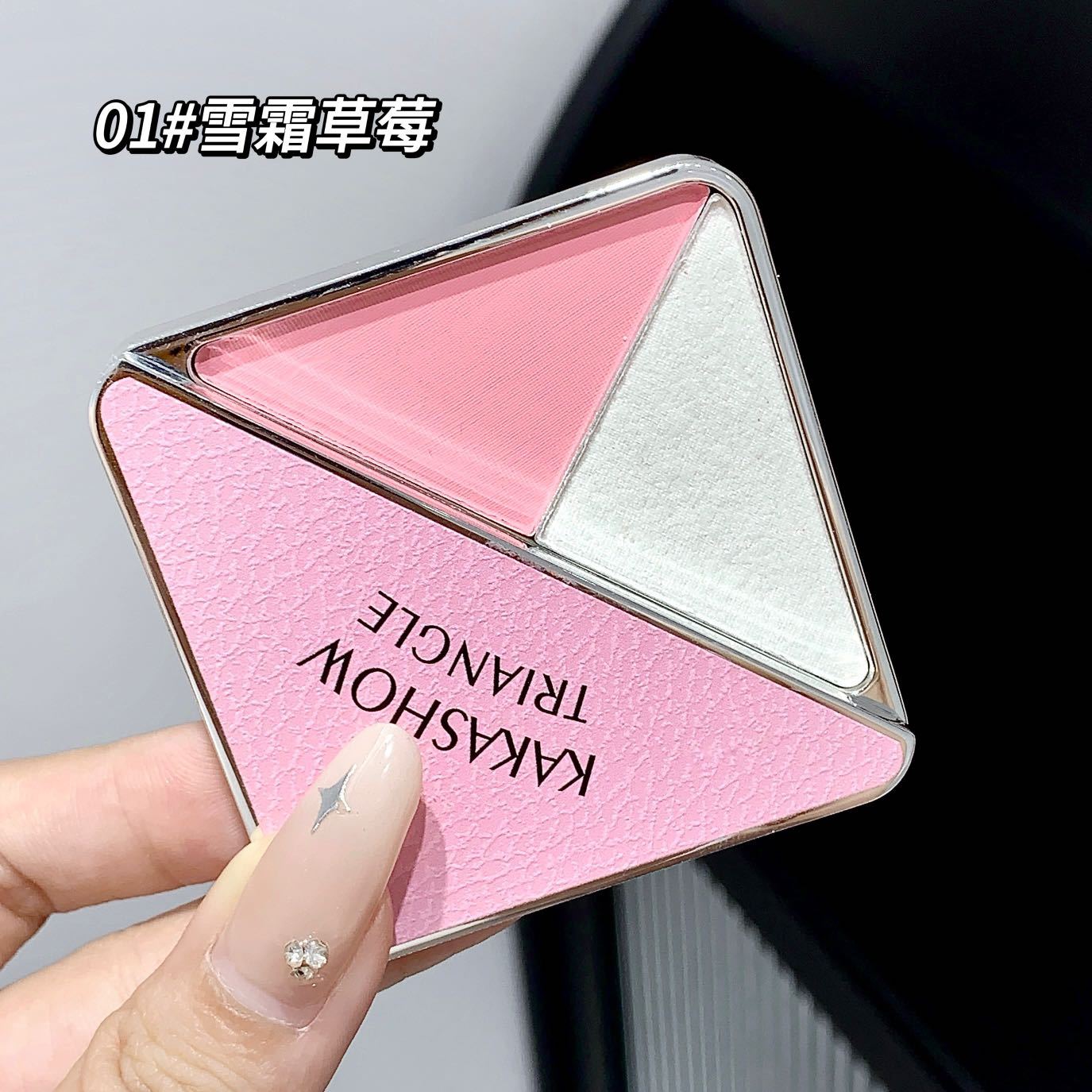 kakashow's rotating triangle two-color blush is a natural, smooth and color-enhancing matte Korean-style energetic blush with a swelling color undefined