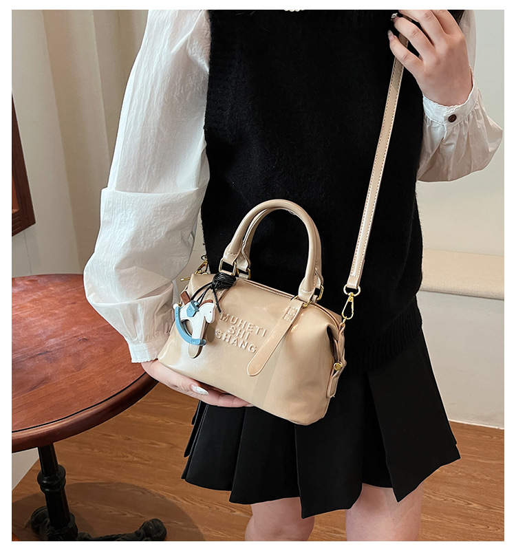 Casual and simple hand-held pillow bag for women, 2025 new style, fashionable and trendy, niche single-shoulder crossbody bag for work and commuting full figure