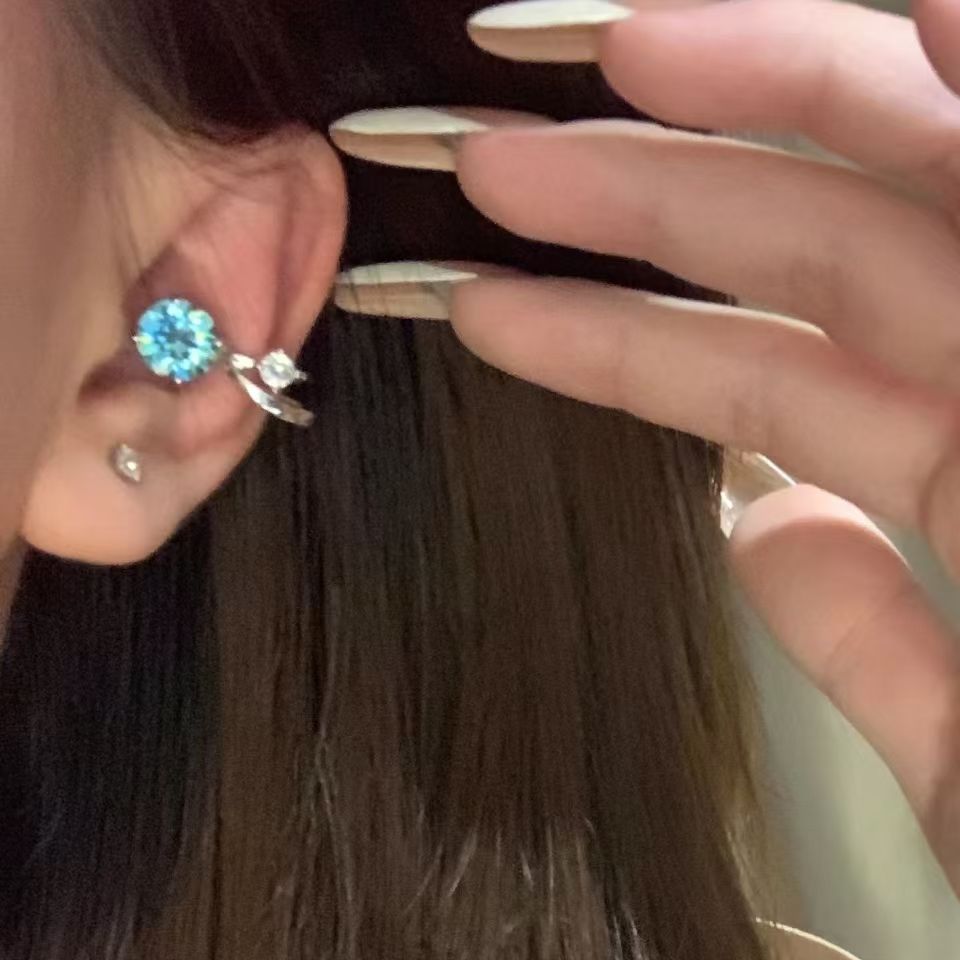 Lámpara pequeña ~ ultra-parpadeante zircón auricular clips nuevo nicho coreano diseño único viento frío universal indolor clips