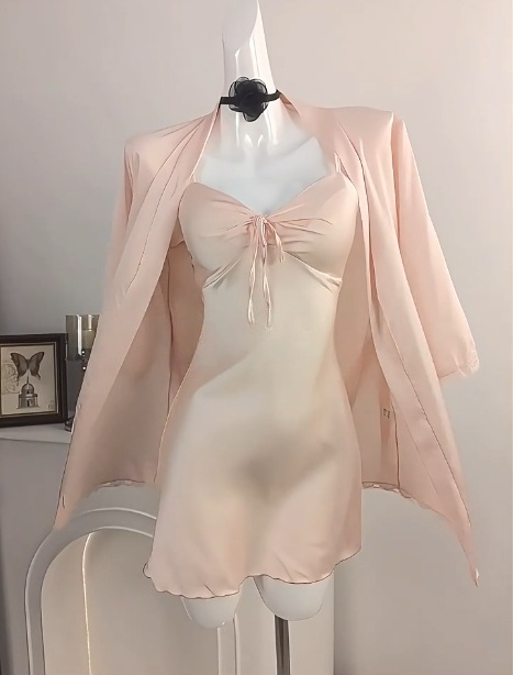 Tender pink: including suspender skirt + robe