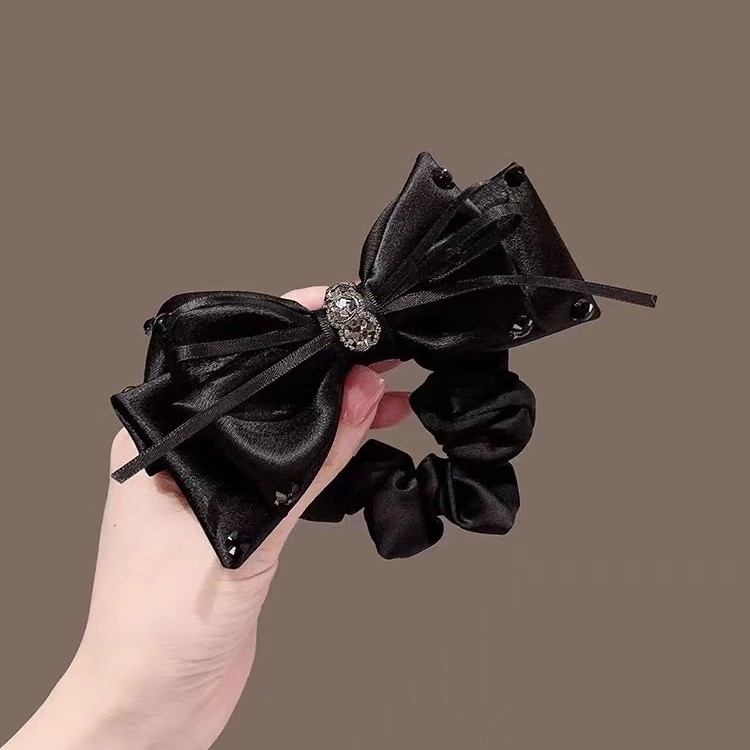 Elegant hårsnodd i satin med rosett för lyxig hästsvans_voghion.com
