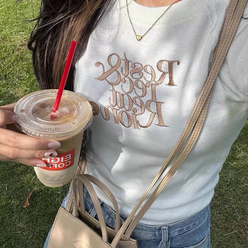 Spot Korean Women's Clothing Wholesale Korean Niche Rr Embroidered Short Waist Round Neck Knitwear Knitwear Slim Top