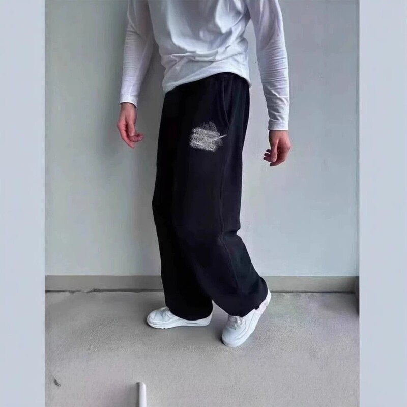 Black logo embroidered wide-leg sweatpants, soft and skin-friendly, warm fabric, simple straight-leg design, casual and sporty long pants for men and women Black logo embroidered wide-leg sweatpants, soft and skin-friendly, warm fabric, simple straight-leg design, casual and sporty long pants for men and women