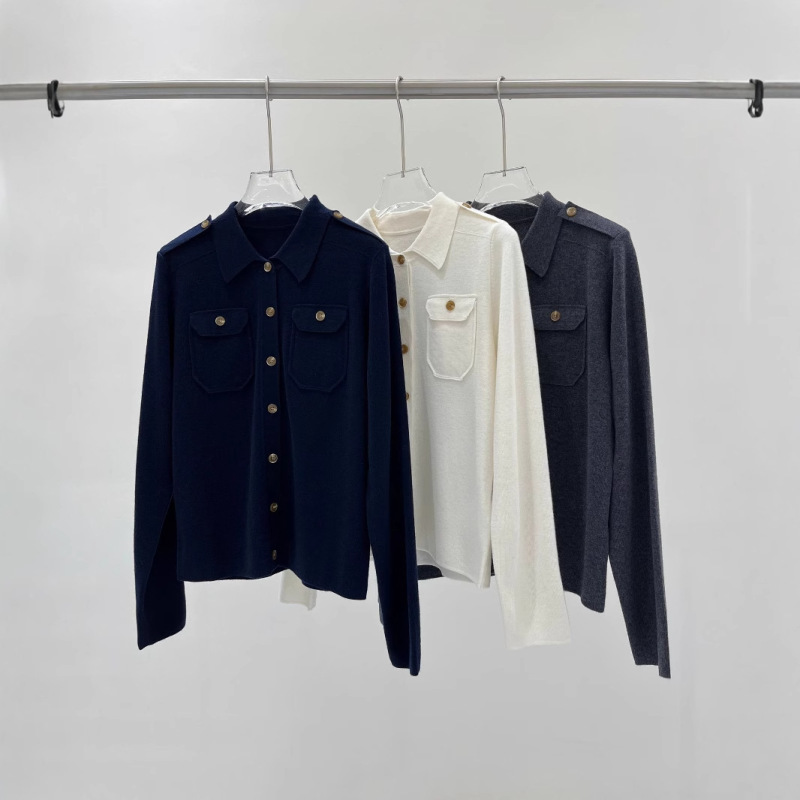 25 Early Spring New Style 60-Count Wool Blended Elegant, Capable and High-End Shoulder Buckle Polo Lapel Pure Color Knitwear 25 Early Spring New Style 60-Count Wool Blended Elegant, Capable and High-End Shoulder Buckle Polo Lapel Pure Color Knitwear