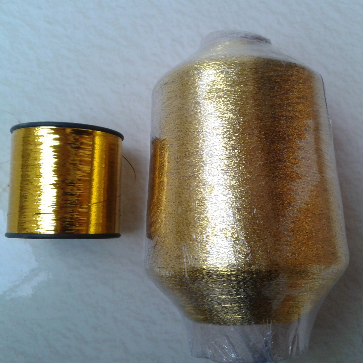 2股黑色涤纶单丝捻合一根紫红蓝绿靛黄银白粉混彩片缠绕涤纶纱线