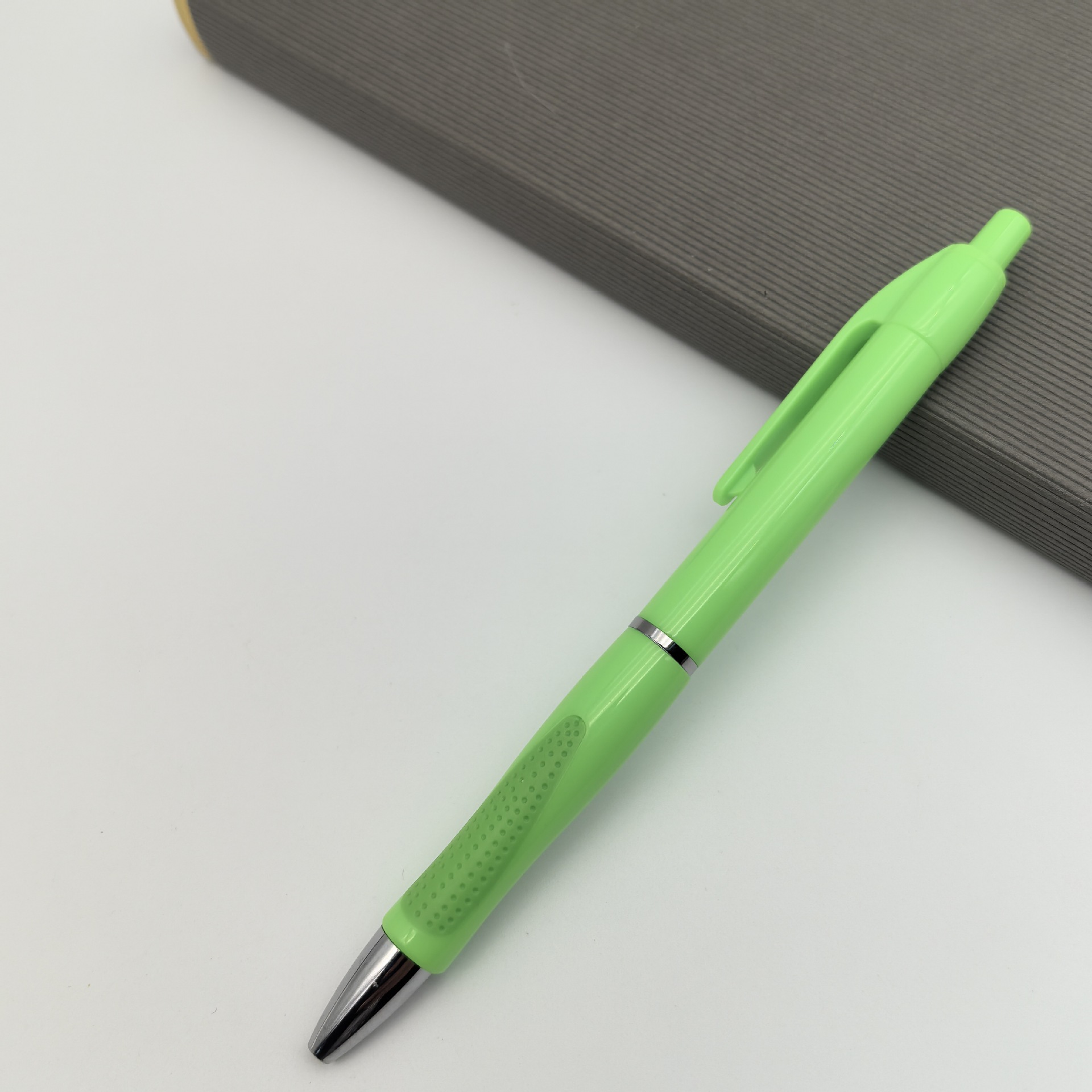 Suministro de bolígrafos publicitarios de plástico de doble formación, bolígrafos publicitarios transfronterizos, bolígrafos publicitarios baratos, venta caliente en Europa