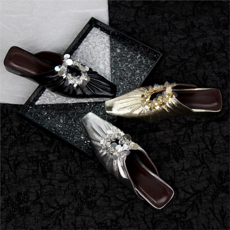 Весенне-летние новые стильные тапочки без шнуровки с квадратным носком, красивые полутапочки с пайетками и плиссированным носком для женщин с юбками, элегантные сандалии.