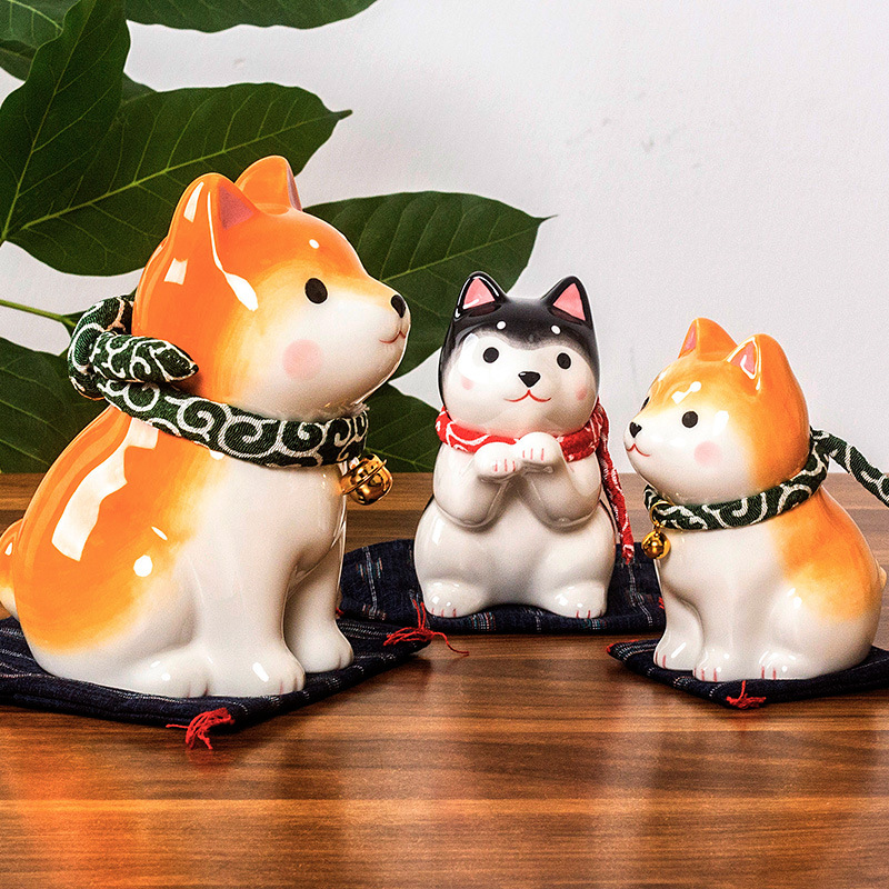 日本の薬師窯の日本式の座り方は柴犬が可愛いです。