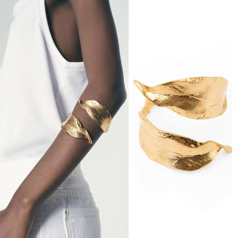 Metal knotted open bracelet with a light luxury and high-end feel, irregular textured pleated bangle, no golden thorn bracelet Metal knotted open bracelet with a light luxury and high-end feel, irregular textured pleated bangle, no golden thorn bracelet