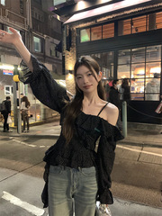 黒い波点の肩の長袖のシャツの女性の春のデザイン感の小さい衆のハスの葉の辺の不規則な腰の上着を収めます。