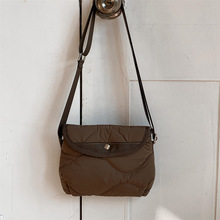 复古斜挎小包包潮流休闲翻盖式慵懒风单肩包女纯色绣线手机小方包