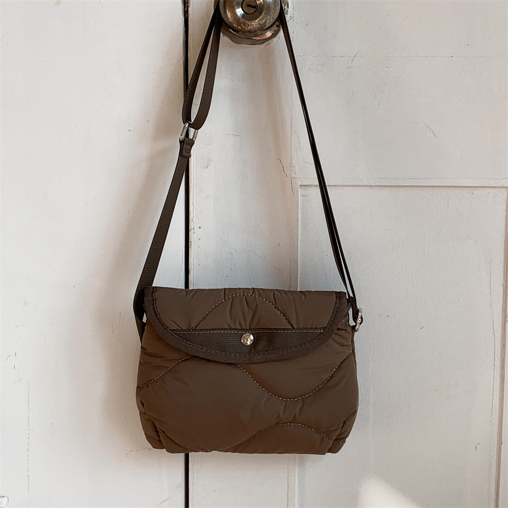 复古斜挎小包包潮流休闲翻盖式慵懒风单肩包女纯色绣线手机小方包