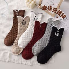 幸運の錦鯉の靴下の女性の中筒の秋冬の百合の外は個性の潮流の高い顔の値を着て街のストッキングの卸売りを揚げます。