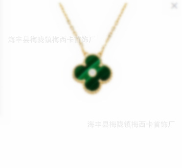 Large four-leaf clover necklace in gold with malachite and diamonds in the middle