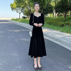 フランス式の優雅な秋冬の金のベルベットのワンピースの女性のヘボンは腰を収めてやせています。